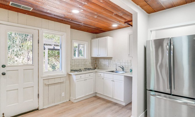 Monterey Apartamento | Central Salinas Apartment, Moments to Monterey!