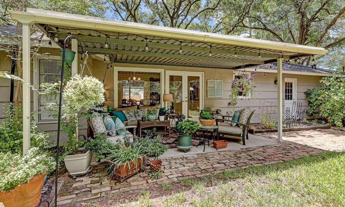 Spring Branch West Casa | Cozy 3-bedroom house in fabulous Spring Branch, quiet and close to town.