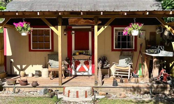 Yulee Cabina | Cozy 200 ft tiny house with WiFi, AC, located in nature and close to so much.