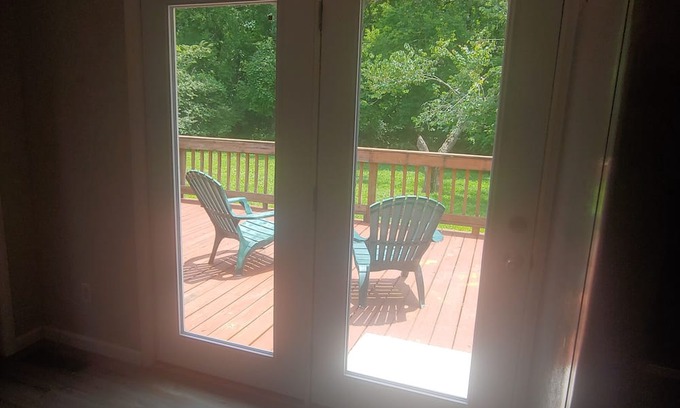 Lawrence County Casa | Charming 3-bedroom secluded house surrounded by trees with AC, 4 tvs and WiFi.