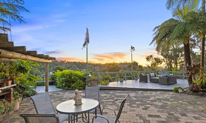 Upper Ferntree Gully Casa | Hilltop Pool Sanctuary near Puffing Billy, 1000 Steps & Westfield Knox