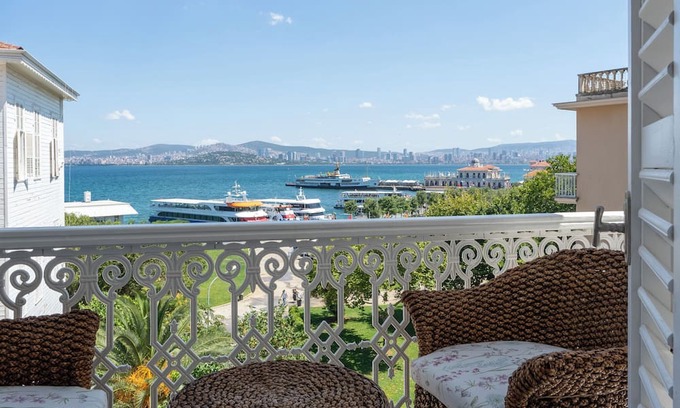 Adalar Apartamento | A luxury palace apartment with an amazing sea view in Princess Islands