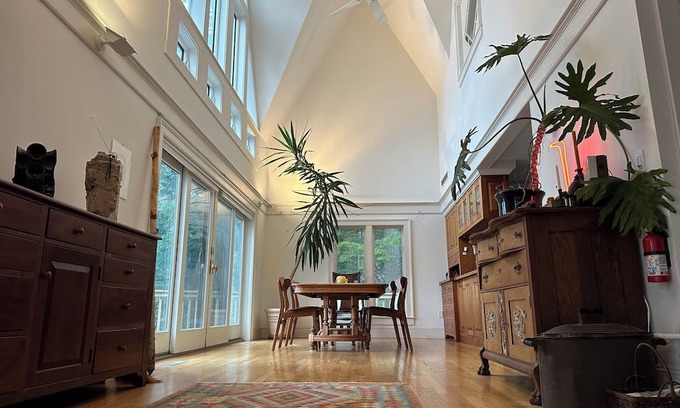 Sutton Casa | Waterfront Creative Retreat