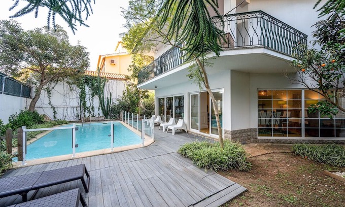 Parede Villa | Vintage Oasis in Carcavelos