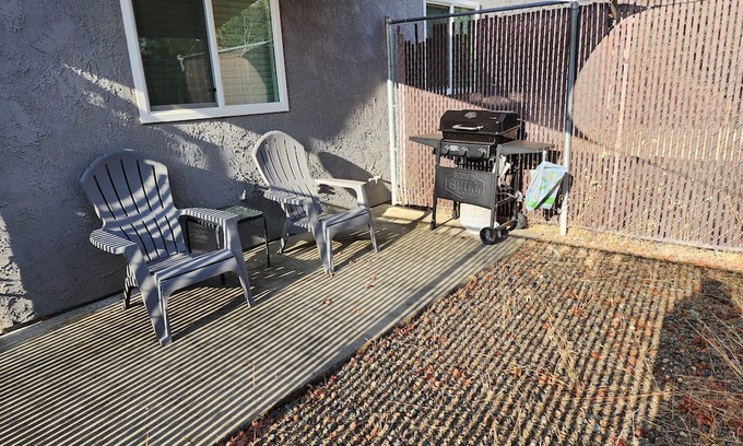 Redding Apartamento | Spacious 3-bedroom apartment with AC, WiFi in Redding. Close to lakes and Bethel