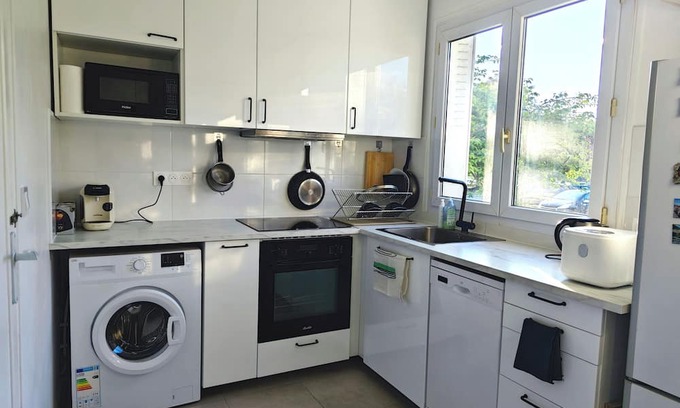Carrieres-sous-Poissy Apartamento | T2 apartment near the Seine, train station 4 minutes, town center 8 minutes