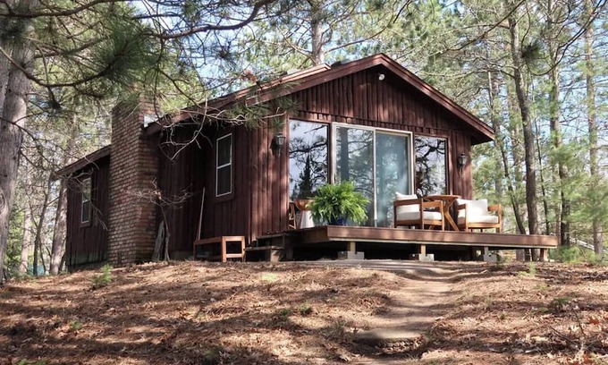 Markville Cabina | Tranquil Cabin Retreat in Serene Danbury – Modern Comforts Amidst Nature’s Charm