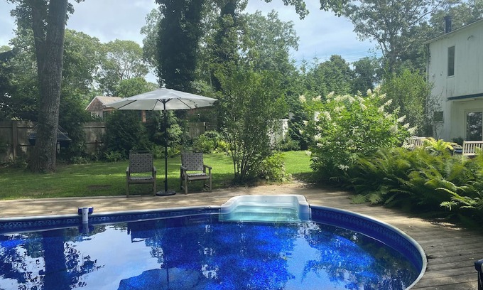 Clearwater Beach Casa | Charming 4-bedroom house with AC and WiFi in peaceful East Hampton with pool