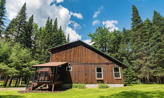 Woodgate Cabina | Beautiful 2- bedroom cabin in the Adirondacks with beach/lake access