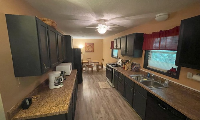 Springfield Apartamento | Scenic lower level 1-bedroom apartment in wonderful Springfield with WiFi, AC