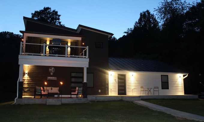 Luray Casa | Newly Renovated Riverfront w/Basketball/Pickleball court hi-speed Wi-Fi