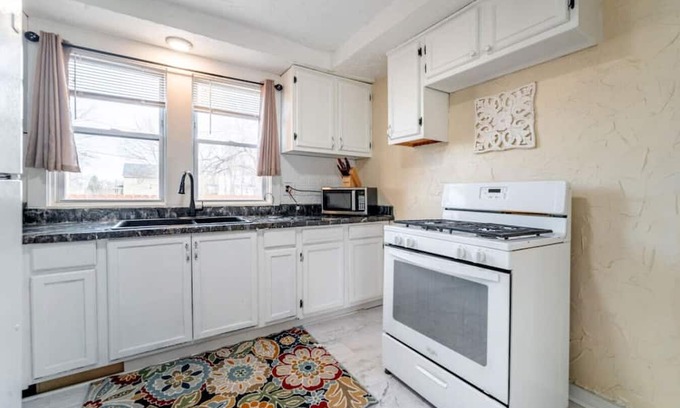 Akron Casa | Large 5-Bed, 2-Bath Central Akron Group House