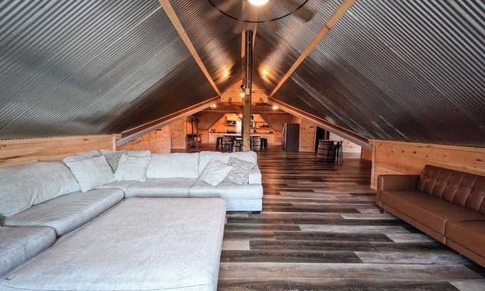 Corbin Condominio | Coyote Moon Ranch 4-bed condo barn dominium style borders Forest & Laurel Lake