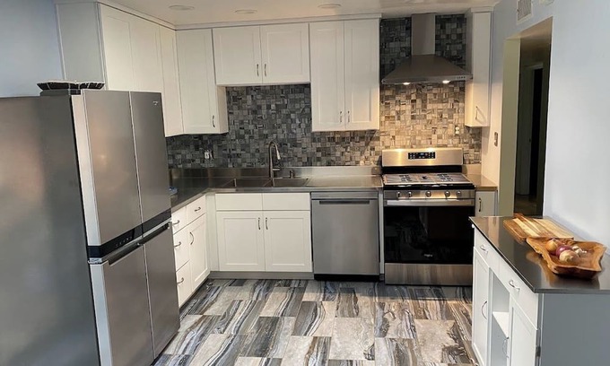 Swiss Manor Casa | Charming 3-bedroom house with AC and WiFi in tranquil Flagstaff