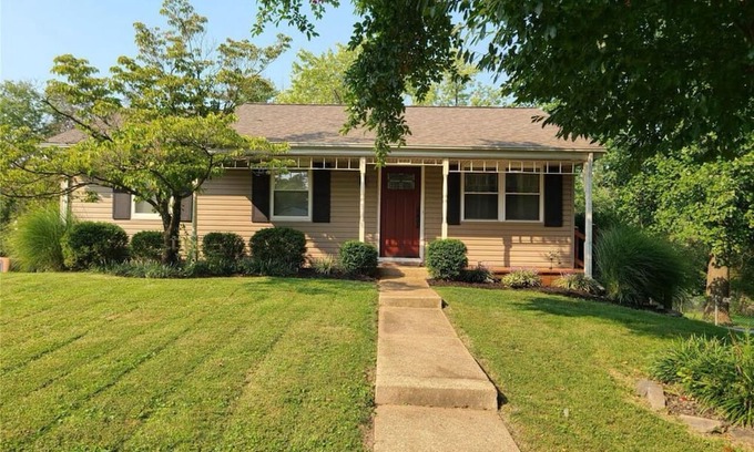Ballwin Casa | Charming 1-bedroom in basement with AC, WiFi in awesome Ballwin