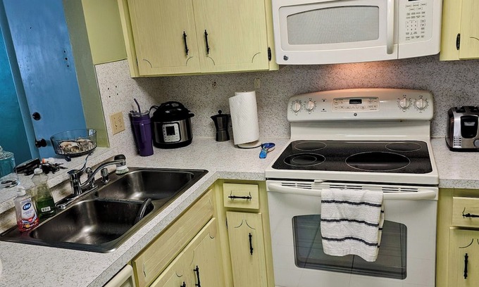 Sea Colony Condominio | 2-bedroom condo in terrific New Port Richey with AC, WiFi