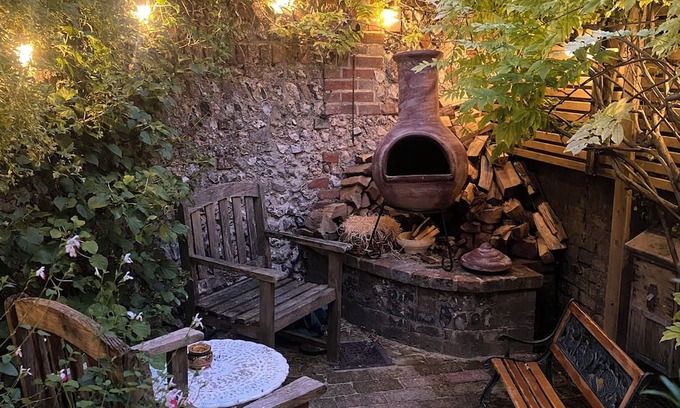 Lewes Cabaña | Deceptively spacious 3-bed cottage with mature garden and home cinema in Lewes