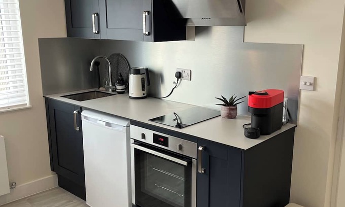 Netley Apartamento | Stunning studio, hot tub, private garden, lovely patio