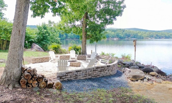 Southmont Casa | NEW LISTING! Casa do Lago (3-Bedroom Home) by RedAwning