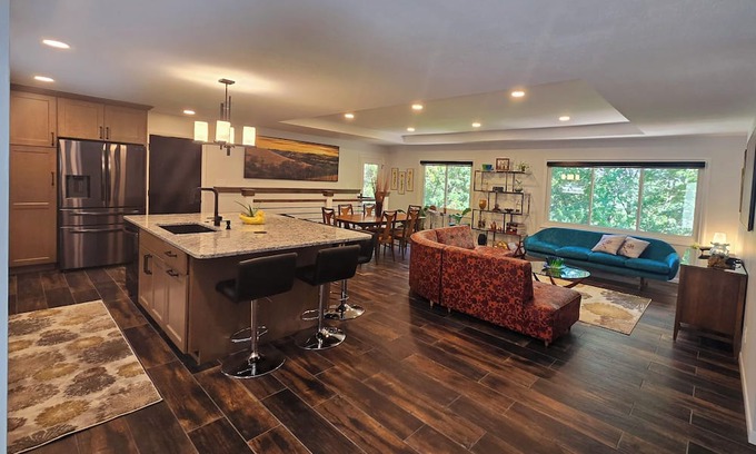 Manhattan Casa | The Bradley House - Beautiful & Spacious Home - Near Campus & Stadium