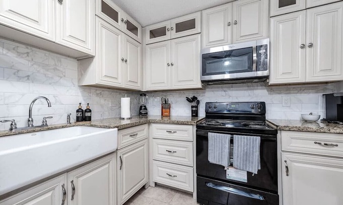 Cypress Casa | 7BD/5B | Slps20| SportsCourt| HeatedPool/Spa|3King