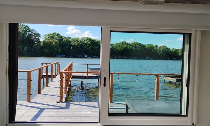Domalain Cabina | Unusual accommodation: accommodation on the water
