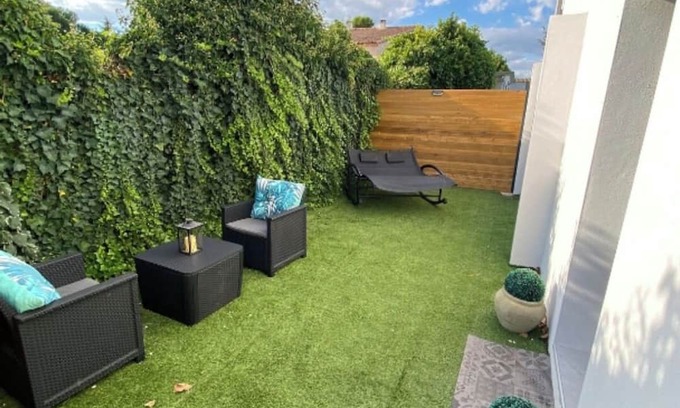 Marsillargues Apartamento | 2-person apartment with Jacuzzi suite, garden, close to beaches.