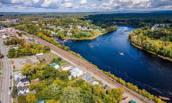 Costigan Apartamento | Serene Riverside Retreat: 4BD Getaway near Bangor