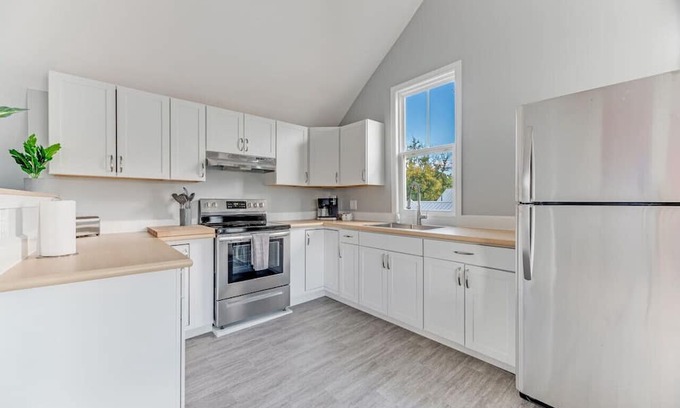 Costigan Apartamento | Scenic Riverside | 4 BD | Parking Available