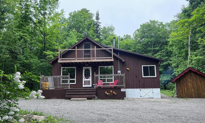 Irondale Cabina | Private Cabin, Perfect for families! Two Kayaks! Horseshoe Pits! Fire Pit!