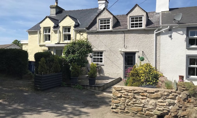 Pen-y-sarn Cabaña | TY BOBBET, pet friendly, with open fire in Amlwch