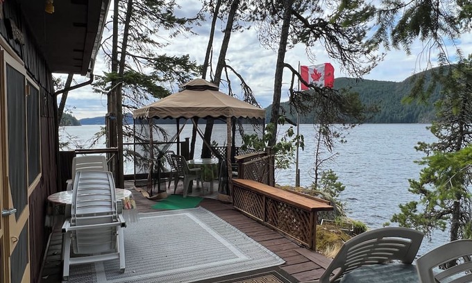 Sliammon Cabina | Cozy Cabin on Powell Lake - Panoramic Views -