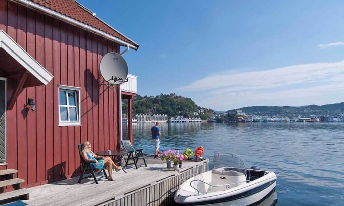 Flekkefjord Apartamento | Holiday apartment "Fagerstrand 1", in Flekkefjord, southern Norway, in a beautiful location directly on the water, 4-6 persons, open living-dining area, 2 bedrooms, 1 loft with double mattress, 1 bathroom, Internet, own small veranda with access t...