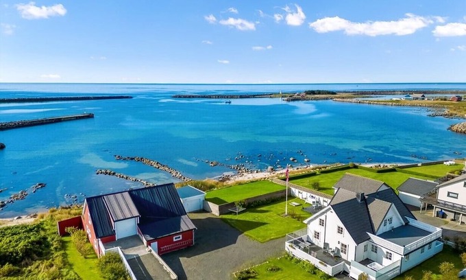 Borhaug Casa | Holiday home 'Havbris' new on offer, in Borhaug near Farsund, South Norway with own beach line, booking start now! House with flair and garden in south-facing location on bay with own sandy beach on Listafjorden, southern Norway, max 11 pers., ma