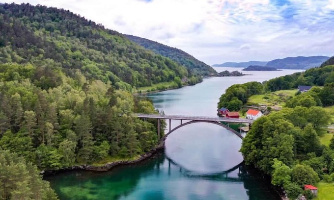 Spangereid Casa | Holiday home "Ramsland Brygge 8 A", by the fjord Ramslandsvågen in Ramsland near Spangereid-Lindesnes, southern Norway, max. 7 1 adults, own boat mooring with terrace directly in front of the house, approx. 100 m² living space, 3 1 bedrooms, 202.