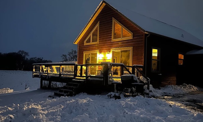 Milan Cabina | Cozy cabin on family farm. Surrounded by nature, yet close to the Quad Cities.