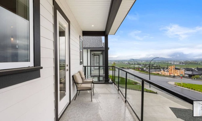 Eastern Hillsides Casa | Birchwood Retreat | Family Friendly | King Bed