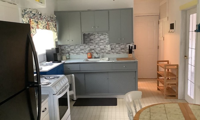 Alberta Beach Cabaña | Bumblebee Cottage in Alberta Beach