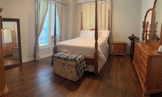 Elliott Casa | Charming farmhouse just five minutes away from Grenada Lake.