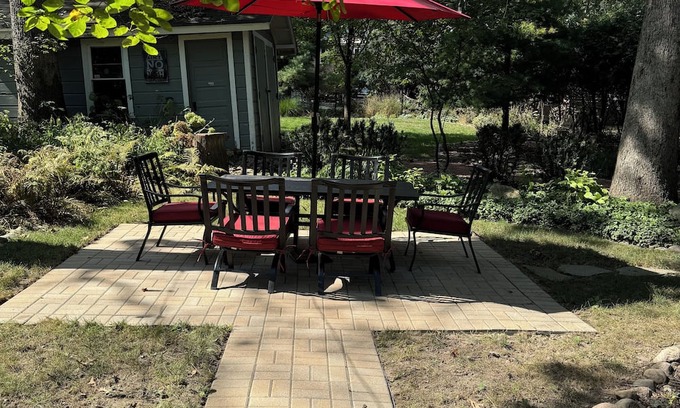 Williams Bay Casa | Charm 3 Bed, 2 Bath, close to Geneva Lake, restaurants and shops.