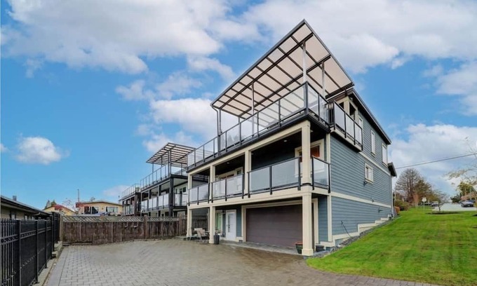 White Rock Casa | Charming 2-bedroom house in brilliant White Rock with AC, WiFi