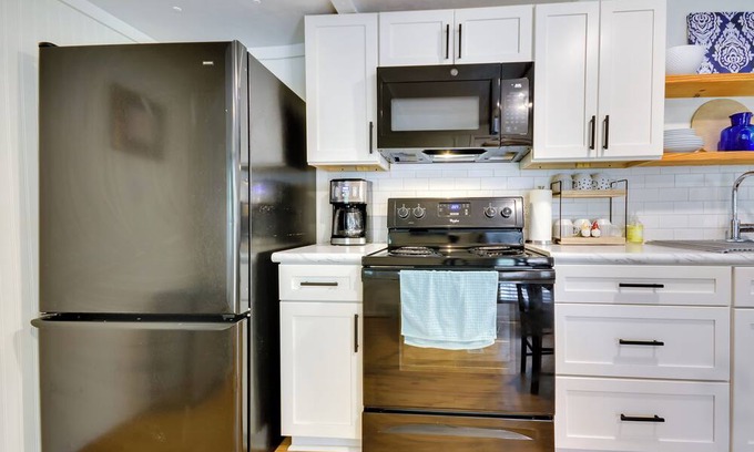 Winston - Salem Cabaña | ‘The Reynolda Cottage’ w/ Decks, Near Wake Forest!