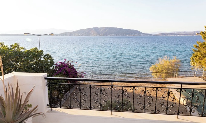 Salamis Casa | Salamina Blue Horizon House, next to the beach