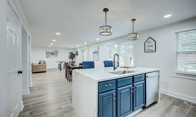 Fort Washington Casa | Luxurious 5-Bedroom Oasis Near National Harbor – Your Perfect Getaway!