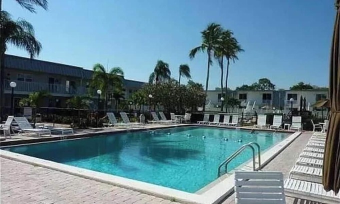 Cypress Lake Casa | Cozy 2-bedroom Condo in beautiful Fort Myers with Pool and Tiki Hut