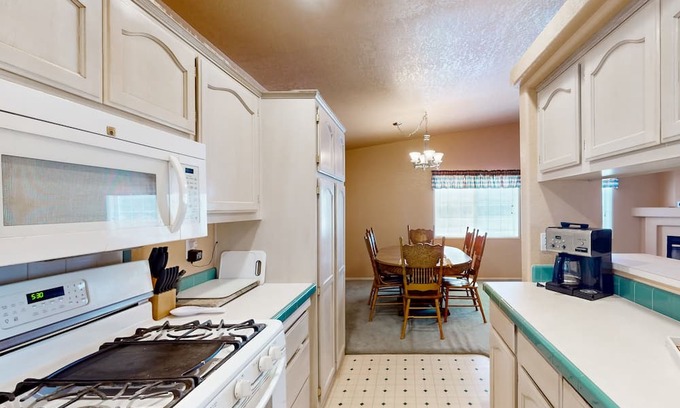 Meadview Casa | 3bd, dog-friendly home with central AC