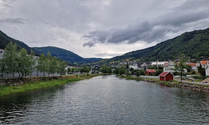 Sogndal Apartamento | Cozy apartment in the center of Sogndal, right by the sea and with its own patio