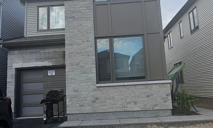 Ottawa Division Casa | Cozy One room Unit in a House, in a great location in Barrhaven Half Moon Bay.