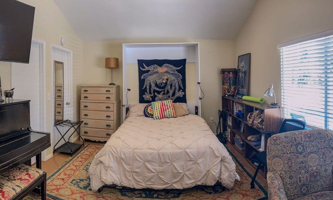 Newhall Apartamento | Cozy studio with AC and WiFi in charming Santa Clarita
