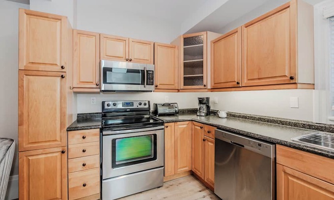 Cambridge Apartamento | Charming Cambridge Retreat: Modern 2BR with Parking, Steps from Shops & Dining
